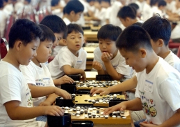 對弈雙方下棋時，動靜相間，陰陽互動，行棋中可以體現出對弈者對宇宙及天道、社會以及人生的看法和認知。