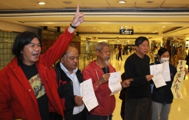 香港議員「長毛」梁國雄（左一）和其他四位議員3月15日為測試澳門是否還有「黑名單」試圖進入澳門，結果仍被拒絕入境。
