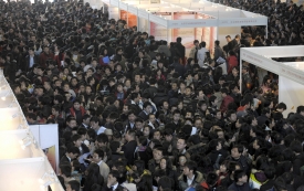 2009年2月7日北京的就業博覽會上萬頭鑽動。面對大量失業人口，當局開始擔心將引發社會動盪。