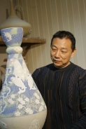 為了讓失傳二百多年的釉裡紅重現世間，王新篤在釉裡紅創作領域裡踽踽獨行達三十餘年。