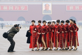 中國大陸的「卓越女性」的工作引人嚮往。圖為今年3月中國人民代表大會期間擔任服務工作的高挑女服務員在天安門前留影。