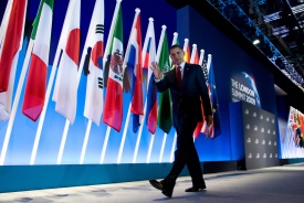 4月初在英國倫敦舉行的G20會議，各國喊出1兆美元救市以及5兆美元振興經濟方案。圖為美國總統歐巴馬4月2日在會上發表演說。