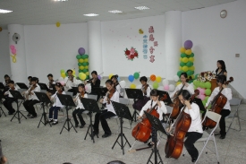 共和國小與水沙連弦樂團共同於「感恩與分享」活動中，聯袂演出。