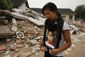 512四川大地震，不少父母失去了他們唯一的孩子。地震至今將近一年，有一些婦女又懷了孩子，但不少孕婦出現不明原因的流產。