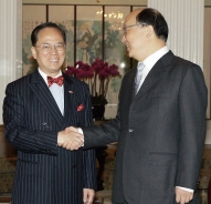 台中市長胡志強(右)4月中旬曾經訪問香港，出席「香港─台灣城市交流論壇」，獲得特首曾蔭權(左)的接見。