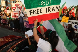 伊朗總統大選引發爭議，反對派百萬人走上街頭的遊行抗議。有人從示威者手腕上的綠色標誌，以及伊朗的近代歷史引申概括說，這是伊朗的「綠色革命」。