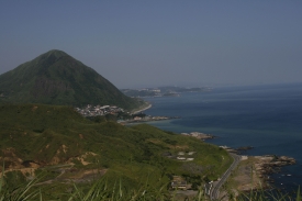 基隆山、陰陽海，蜿蜒的濱海公路穿梭其間。