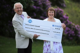 英國73歲的園藝愛好者布萊恩．卡斯韋爾和太太瓊安贏得2,495萬英鎊的歐洲百萬樂透彩票大獎。