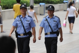 中國警察的威信，竟然要小學生來檢驗，也算是中國的一項特色。