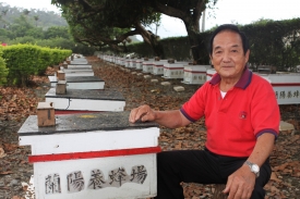 看不出已有81歲高齡的張萬欉說：「養蜂讓我年輕啦。」