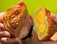 中秋將近，主辦「中國月餅文化節」的業者表示，往年的「天價月餅」基本消失了，「月餅已經回歸到傳統節日食品的真實面貌」。