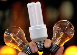 傳統燈泡走進歷史，省電燈泡被寄予厚望。