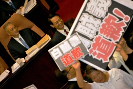 行政院長吳敦義（左）因在接任閣揆前赴香港與香港行政會議召集人梁振英會面，所為何事交代不清，於9月18日立院開議中招致在野黨杯葛。