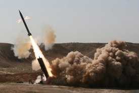 9月27日，伊朗試射一枚「流星」三號遠程導彈。