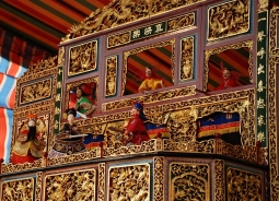 布袋戲的演出戲台是傳統木雕金碧輝煌的「彩樓」。