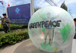 11月24日在泰國舉辦的東南亞峰會議場外，環保人士推出綠色地球模型，要求與會國重視氣候變遷問題，降低碳排放並減少對樹林的砍伐。