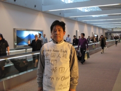 穿上回國衫的馮正虎在成田機場。