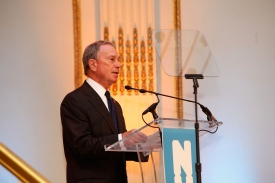 2009年12月9日，彭博在紐約的旅遊頒獎典禮上向公司高層演講。