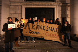 2009年12月29日，英國倫敦中國領館外，民眾手持燭光為被控攜毒至中國的英國公民夏克（Akmal Shaikh）請命。