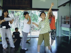 新東話劇社的師生在舒適的教師宿舍空間享受表演樂趣。