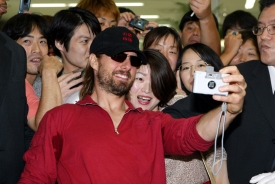 好萊塢巨星湯姆克魯斯在日本羽田機場與影迷自拍。