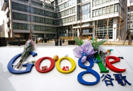 3月23日，谷歌的支持者在北京總部放滿鮮花。谷歌宣布退出中國後，最大受害者還是中國民眾。