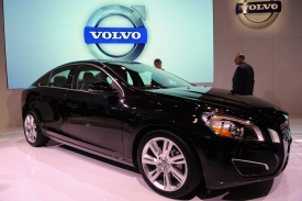 瑞典VOLVO汽車3月28日被中國浙江私營企業「吉利集團」以18億美元收購。圖為3月31日在美國紐約國際車展中展示的VOLVO S60新車。