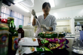 中國黑心食品海內外皆知，領導人自有一套「特供」食品來源。圖為一名北京食品檢驗人員在2008年北京奧運期間檢查食品安全。