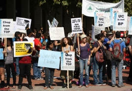 加州大學柏克萊分校的學生和教職員，抗議政府刪減教育預算。