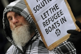 2010年7月9日澳洲「難民行動聯盟」在雪梨集會遊行支持難民。一名支持者標語上寫著：「讓難民船進來。」